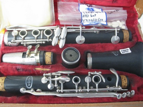 Vintage LeBlanc Clarinet with Case and Music Book - Picture 2 of 12