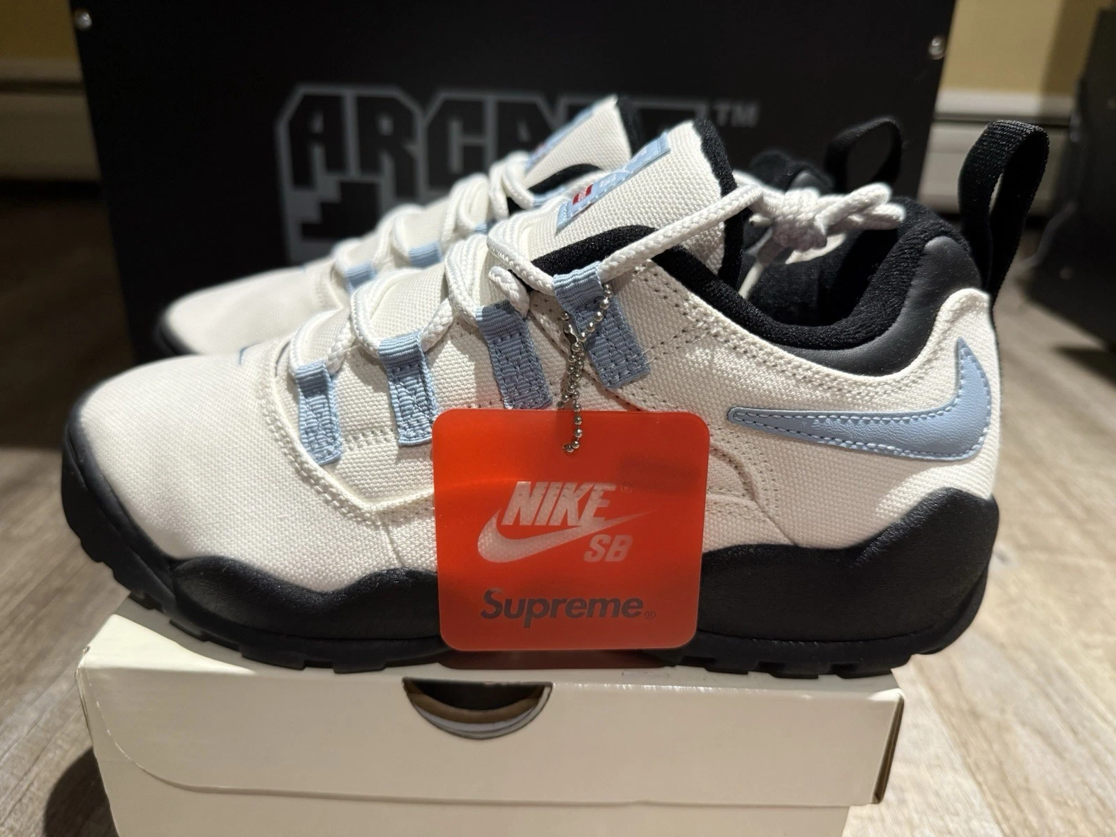 Supreme x Nike Air Darwin Low SB Sail FQ3000 100 taille 9,5 NEUF