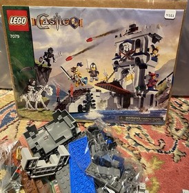 LEGO 7079 Castle: Drawbridge Defense 100% w/ Instructions. Gold Knight NM/MT