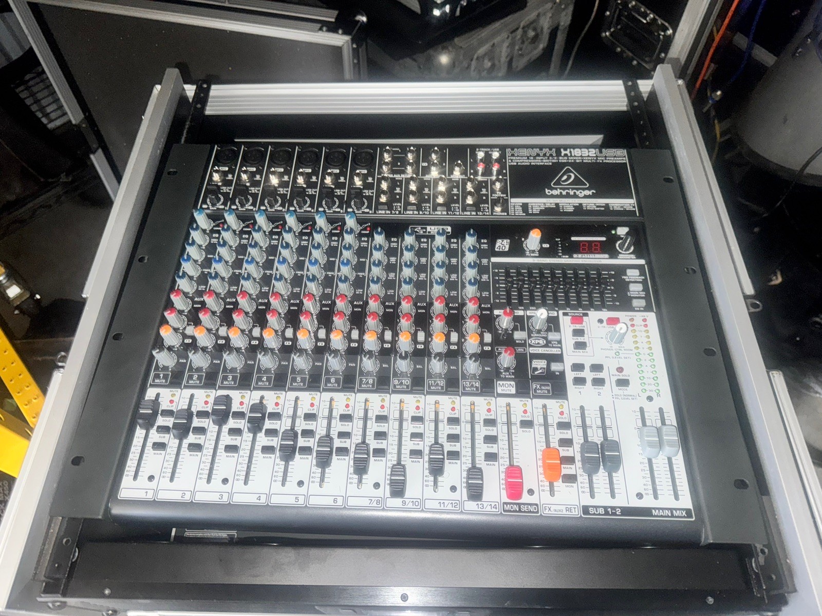  BEHRINGER X1832USB Mixer