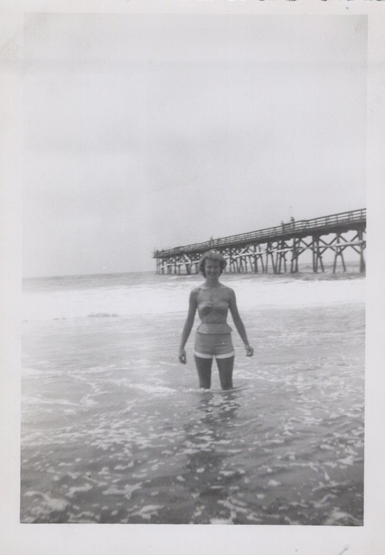 PRETTY WOMAN IN BATHING SUITS ON BEACH VINTAGE AMATEUR FOUND 3x4 PHOTO 1940's #C