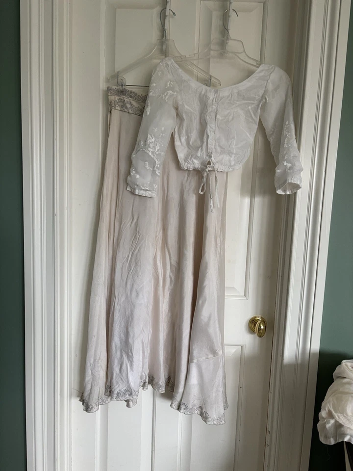 Blusa india cosida blanca y plateada Lehenga Choli estilo Bollywood Foto 2 de 4