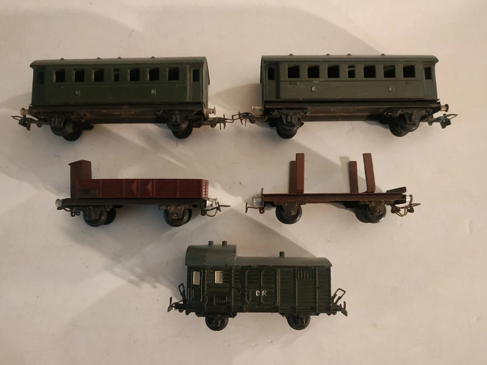 PIKO EXPRESS,  SET OF FIVE VINTAGE BAKELITE WAGONS, SCALE HO - Image 2 of 4