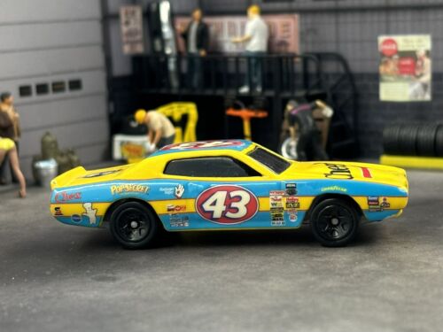 Richard Petty #43 Vintage MODEL 1974 CHEERIOS DODGE CHARGER Hot Wheels 1/64 CAR - Picture 1 of 10