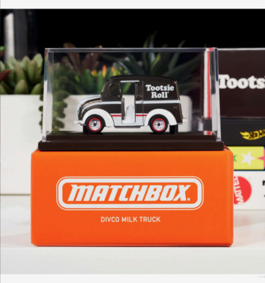 Matchbox Collectors Tootsie Roll Divco Milk Truck (HJW62) RLC