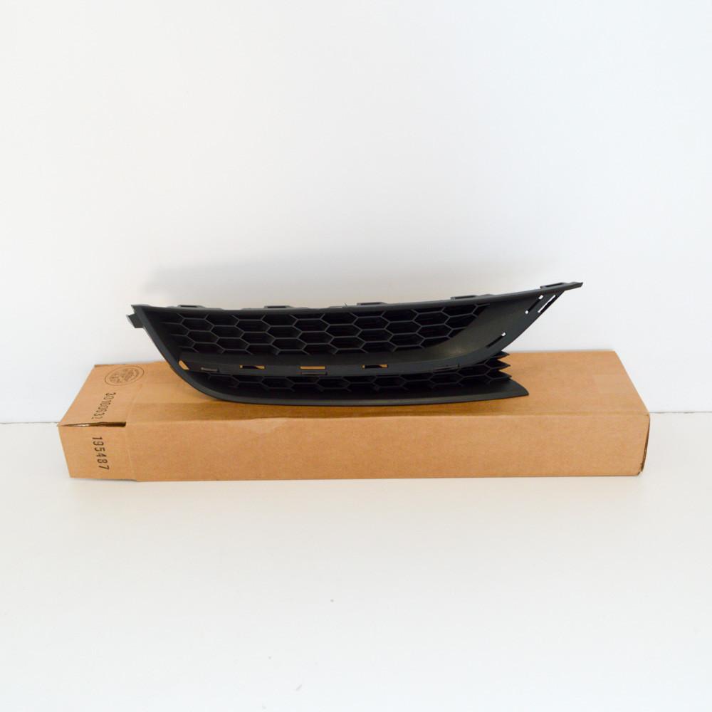 Grille inférieure droite de pare-chocs avant Volkswagen Passat B7 561853666C9B9