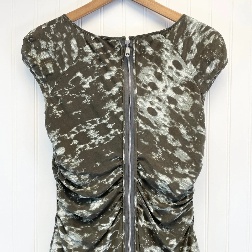 Vestido recto Andrew Marc para mujer 8 seda moteado verde oliva escote cuadrado cremallera Foto 4 de 4