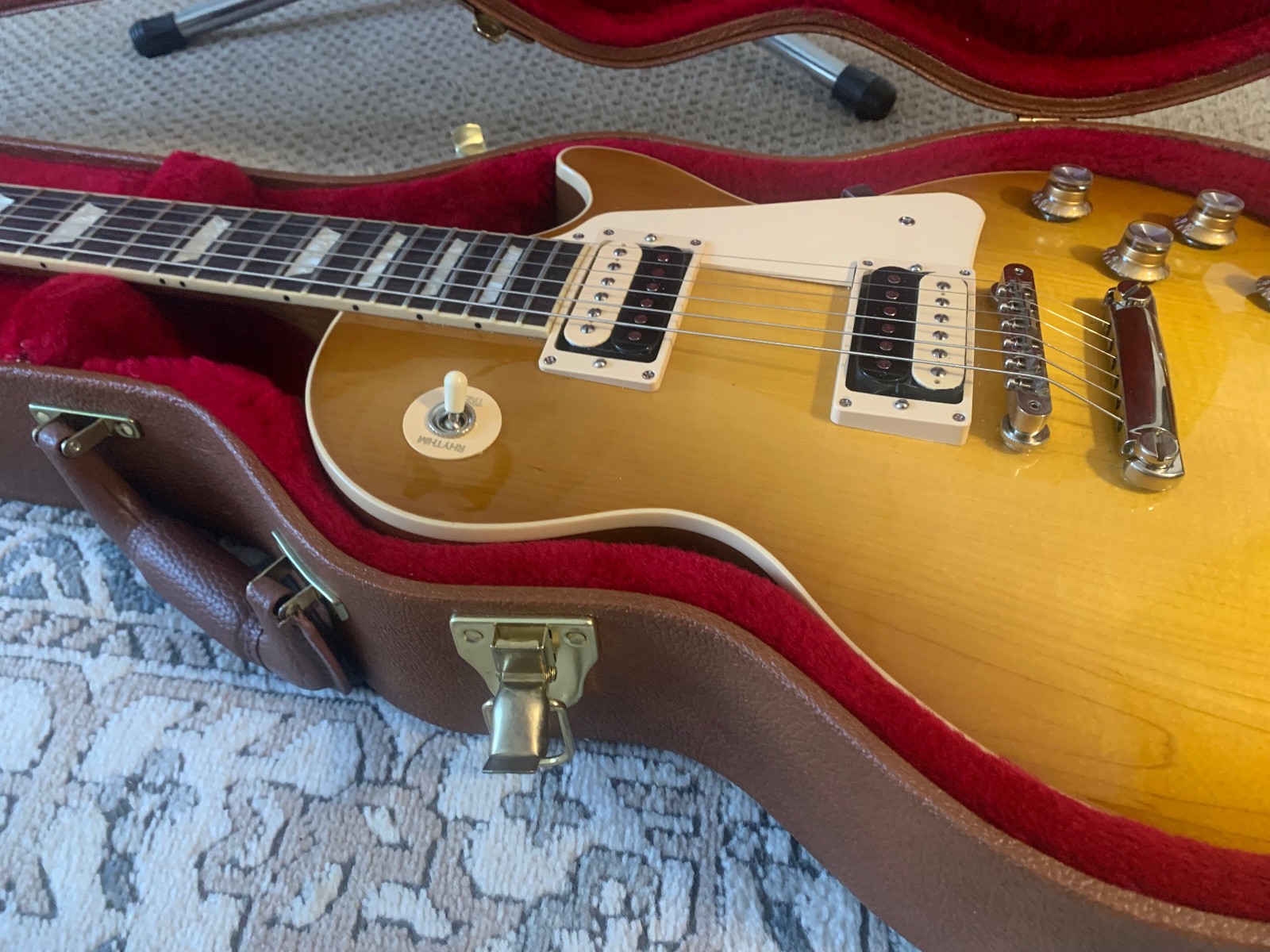 Gibson Les Paul Classic Electric Guitar - Honeyburst