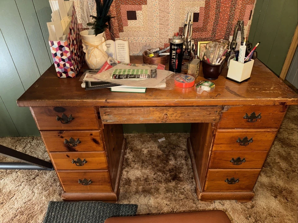 Escritorio antiguo de madera maciza con 7 cajones Foto 2 de 2