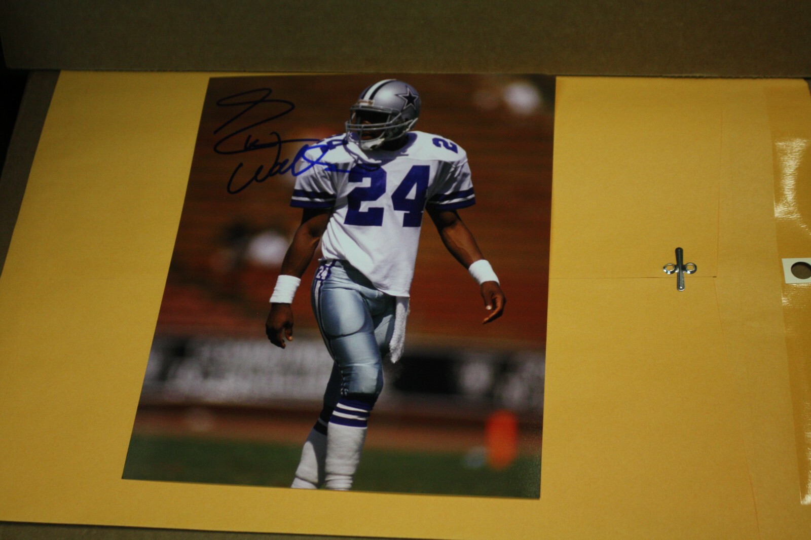 EVERSON WALLS #28 SIGNED DALLAS COWBOYS 8X10 PHOTO POSE 1