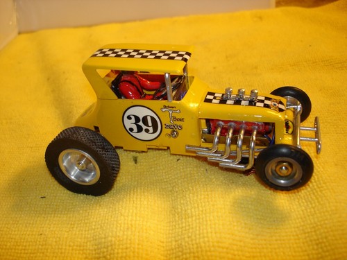 Vintage #39 "TBone Dave" dirt Midget Racer 1/24 slot car offered by MTH - Picture 8 of 12