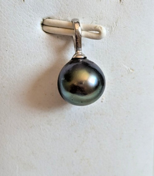 Perle de Tahiti verte semi-ronde et belière argent 925 anti-ternissement