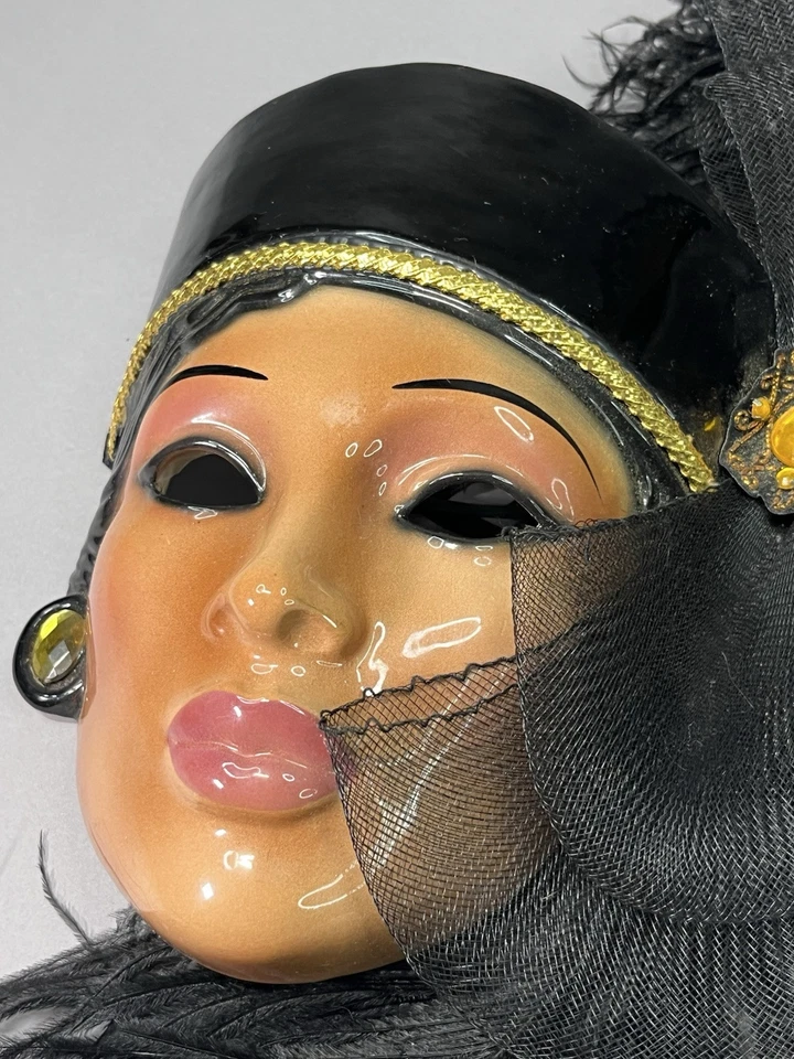 Máscara de pared vintage de arcilla pintada a mano Art Deco dama plumas negras Foto 3 de 4