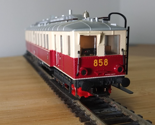 Trix 52 2469 00 HO Gauge DR VT858 diesel railcar in cream and red livery - Picture 5 of 15