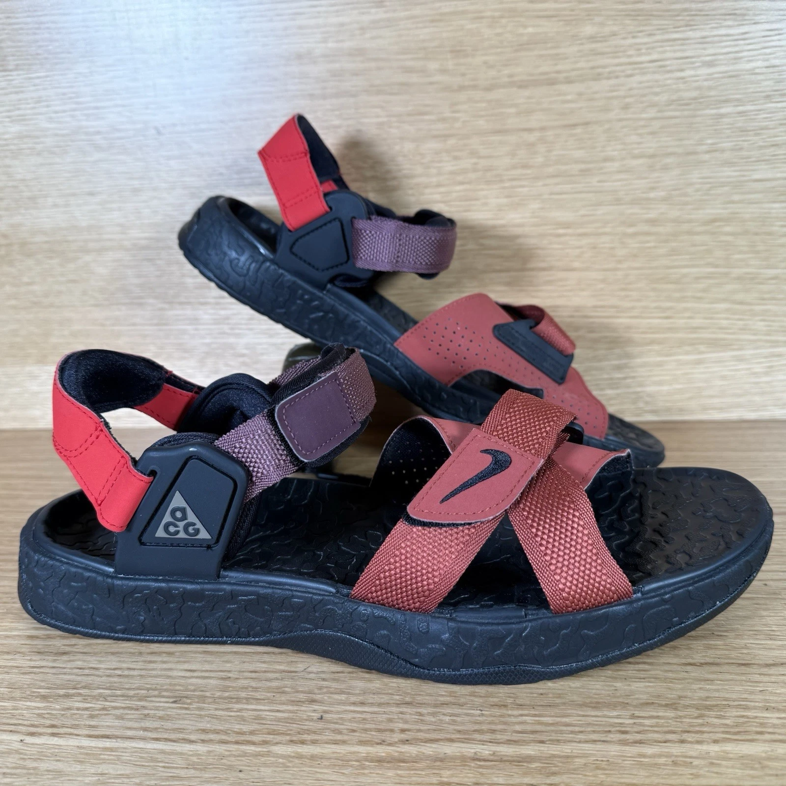 Nike Air Deschutz Sandali ACG Uomo Rosso Outdoor Cinturino Regolabile Taglia 10 UK