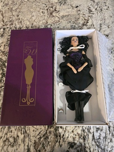 Poupée Tonner Doll Sydney Avec 3 Tenues, Dont Robe Noire Et Blanche Joetaï (occasion)