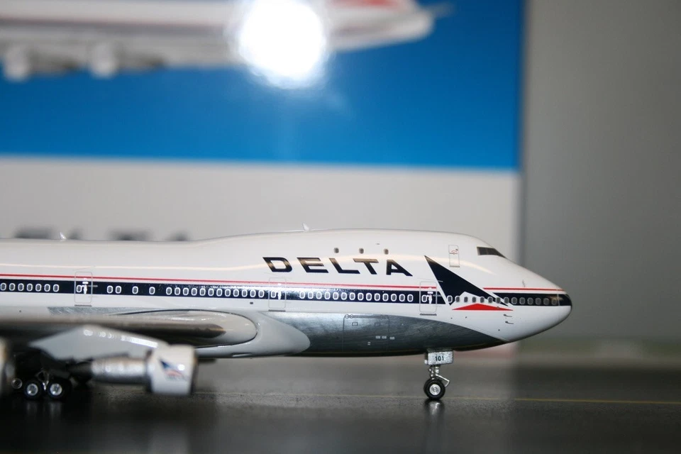 Phoenix 1:400 Delta Airlines Boeing 747-200 N9896 (04539) Die-Cast Model Plane - Image 2 of 4