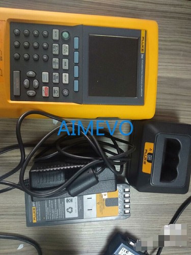 Fluke 744 Documenting Multifunction Process Calibrator - Picture 1 of 5