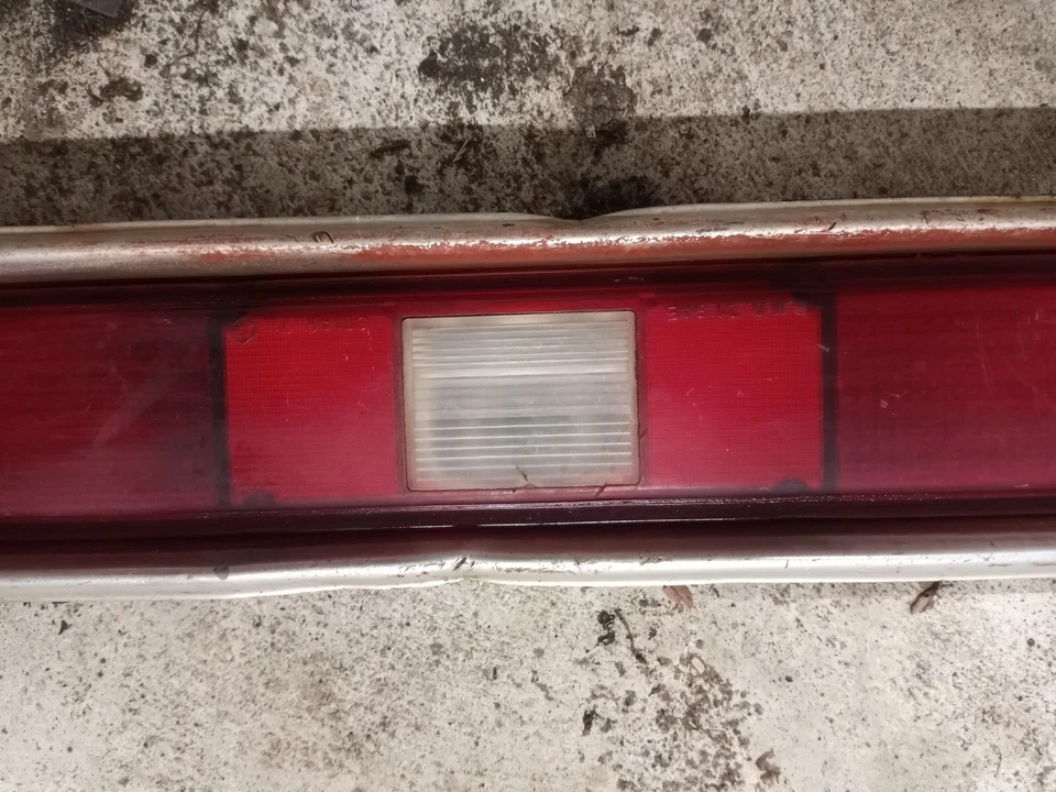 1971-1972? MONTAJE DE LUZ TRASERA DERECHA PONTIAC VENTURA II OEM Foto 3 de 4