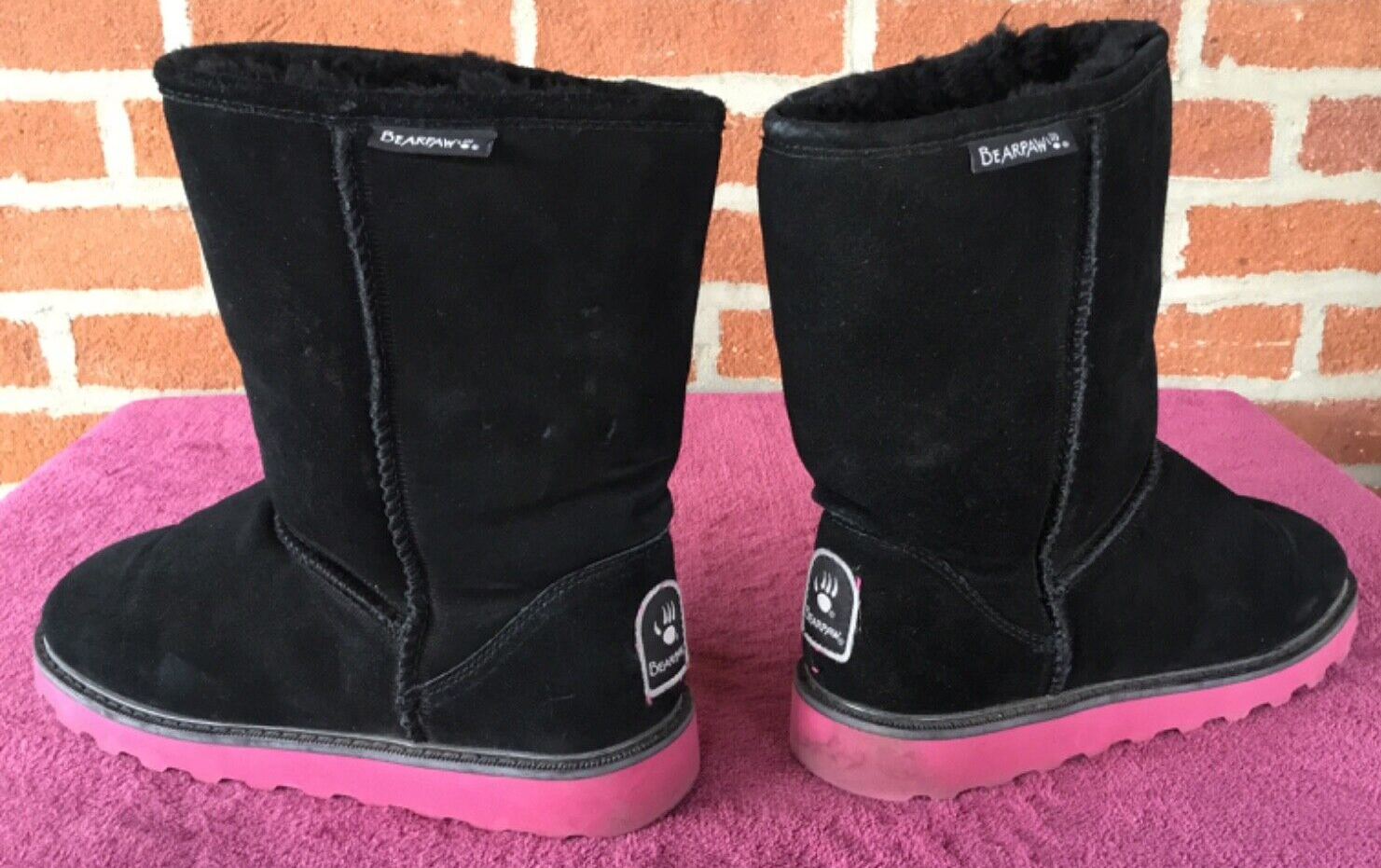 SAOLA Stivaletti GUC Bearpaw neri corti metà polpaccio con fondo suola rosa taglia 9