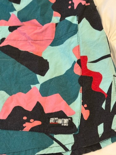 Grey’s Anatomy Multi-Color Floral Scrub Tops Size Med Lot Of Two - Picture 7 of 12