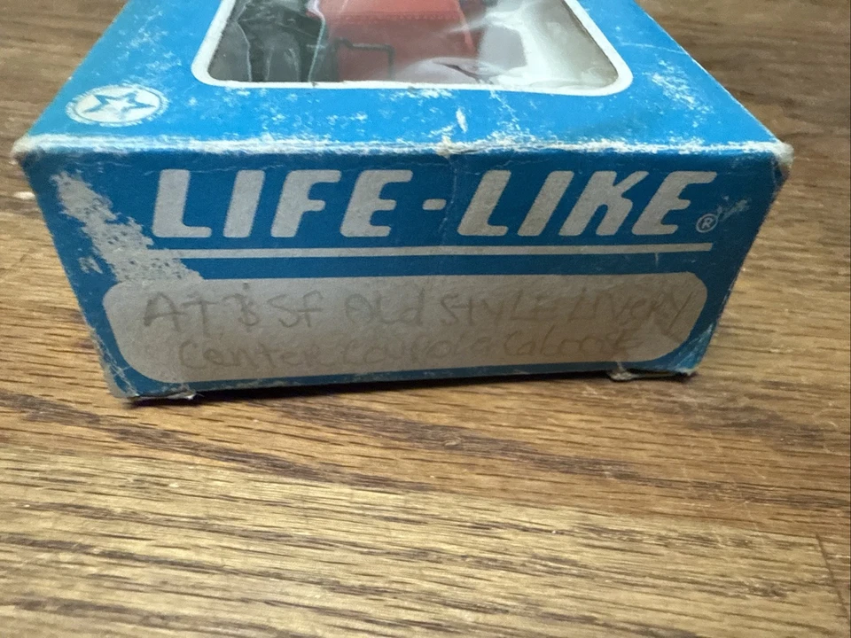 Vintage Life Like HO Scale Center Cupola Caboose, Santa Fe ATSF #1951 LN - Image 4 of 4