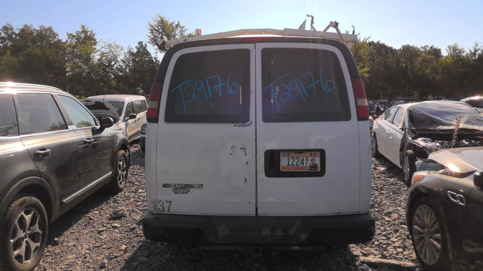 Capó CHEVY EXPRESS 3500 07 08 09 10 11 12 13 14 15 16 17 18 19 20 21 22 23 24 Foto 4 de 4