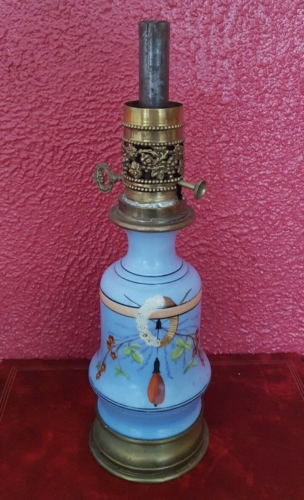Grande lampe à pétrole en opaline bleue - Photo 1/6