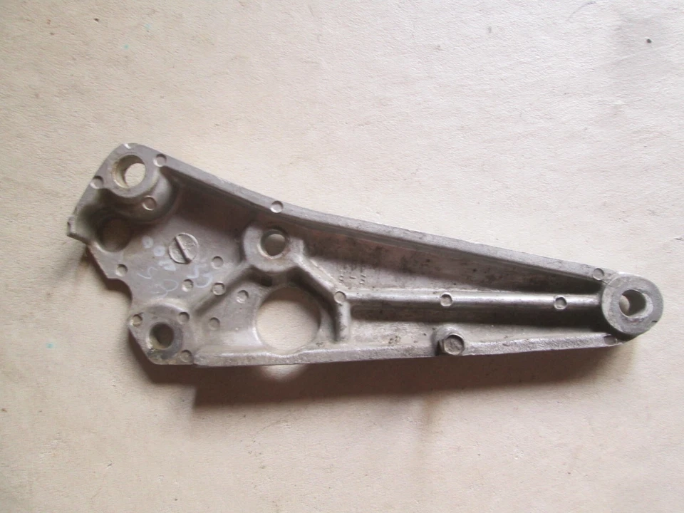 SOPORTE SILENCIADOR DERECHO SUZUKI OEM GS400 / GS450 VARIOS AÑOS 43811-44110 Foto 4 de 4