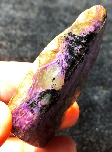 40,6 g Gemmy!!! Fantástico espécimen natural de cristal de charoita púrpura ie3582 - Imagen 9 de 10