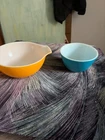 orange pyrex 442 1.5 qt + blue mixing bowl 401 1.5 pt vgc