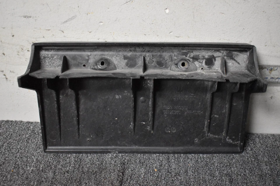 SOPORTE PLACA LICENCIA DELANTERA MASERATI FÁBRICA OEM Foto 4 de 4