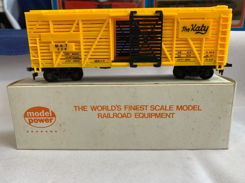 Model Power Train Car Lot w/ Signs Scale Model Railroad Equipment HO Scale - Image 2 of 4