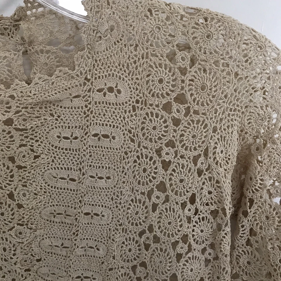 Blusa de crochê antiga vintage tecido aberto manga curta gola redonda botão preto P - Imagem 3 de 4