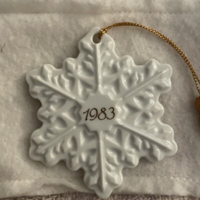 Avon Vintage 1983 Christmas Remembrance Ceramic Snowflake 14K Gold Made In Japan
