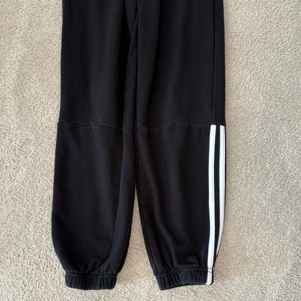 Pantalones deportivos Adidas para niños negros con rayas blancas talla M 10/12 bolsillos Foto 3 de 4