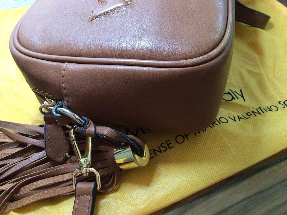 Bandolera para mujer Valentino By Mario Valentino Mia de cuero en relieve color tostado Foto 4 de 4
