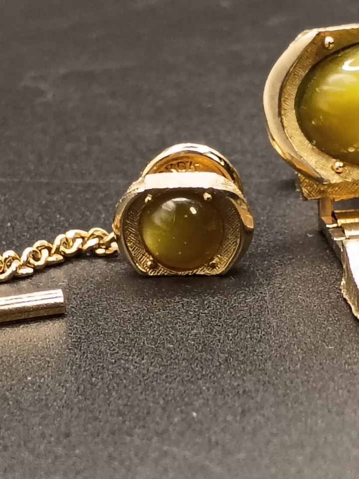 Gemelos/tachuela de corbata MCM Swank Wrap de colección tono dorado con cabujones de color jade Foto 3 de 4