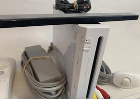 Nintendo Wii Bundle Lot Controller Nunchuck (2) Games Wii Play & Deca Sports