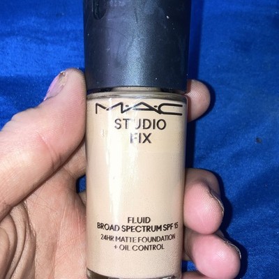 M·A·C Studio Fix Fluid Matte Full Coverage Foundation SPF 15 NC18 1.0 fl oz