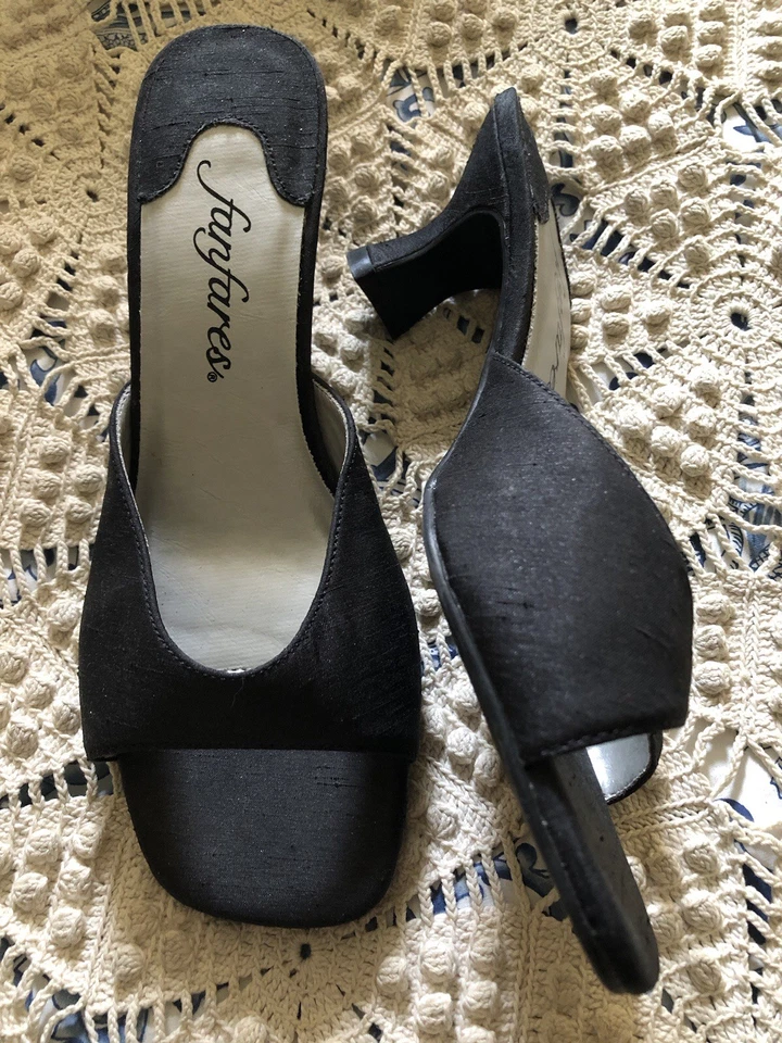 Tacones sin cordones Fanfares de lino negro para mujer. "Tacones de 2""". Usado en excelente estado. Foto 2 de 3