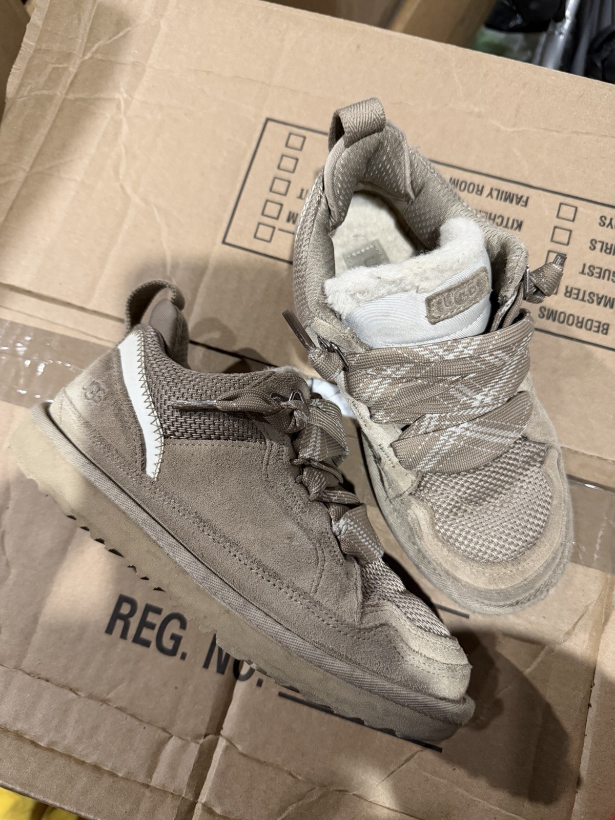 Unisex Youth Kids UGG Lowmel Suede Sneakers Sand 1152410K SAN - US Size 3 w/ Box