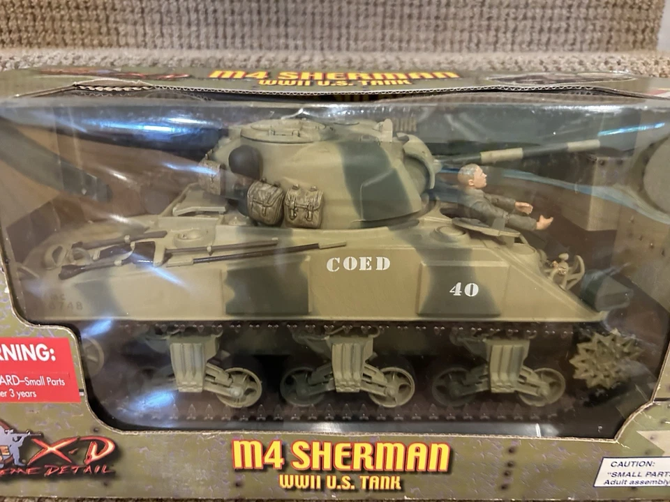 Ultimate Soldier 1:18 U.S. M4 Sherman w/Driver USMC "Coed" Iwo Jima, No. 10121 - Image 3 of 4