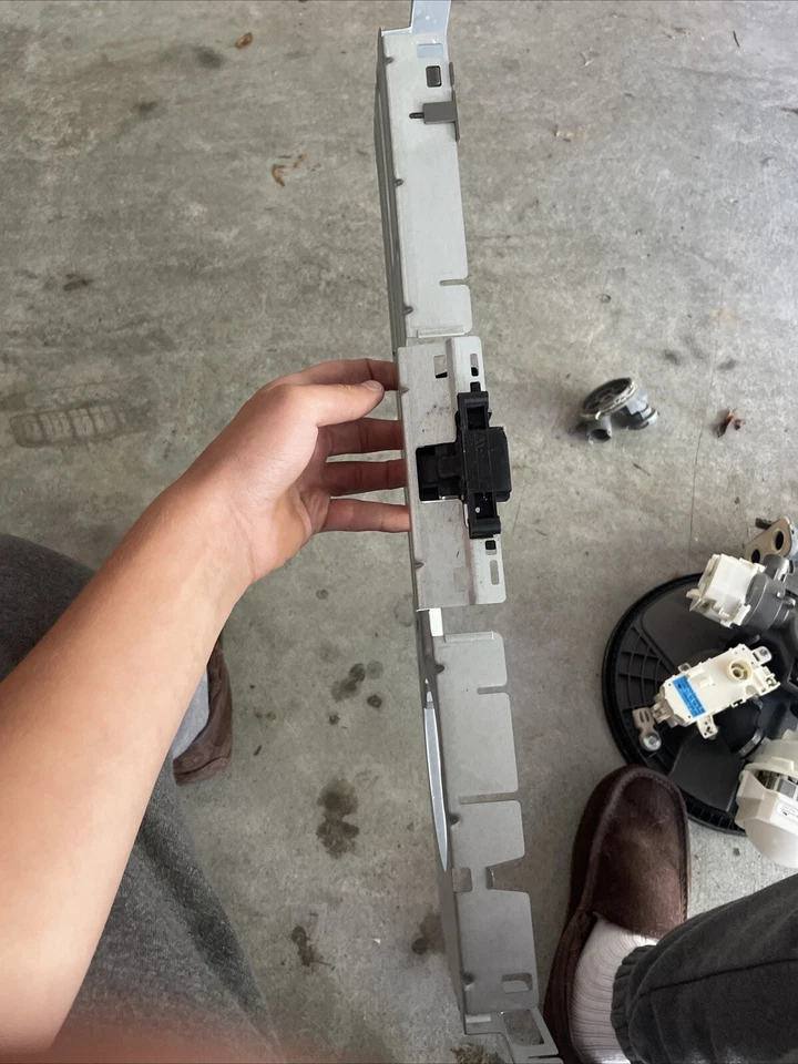 OEM W10194911 SOPORTE PANEL CONTROL LAVAVAJILLAS WHIRLPOOL CON PESTILLO (W10574864) Foto 2 de 3