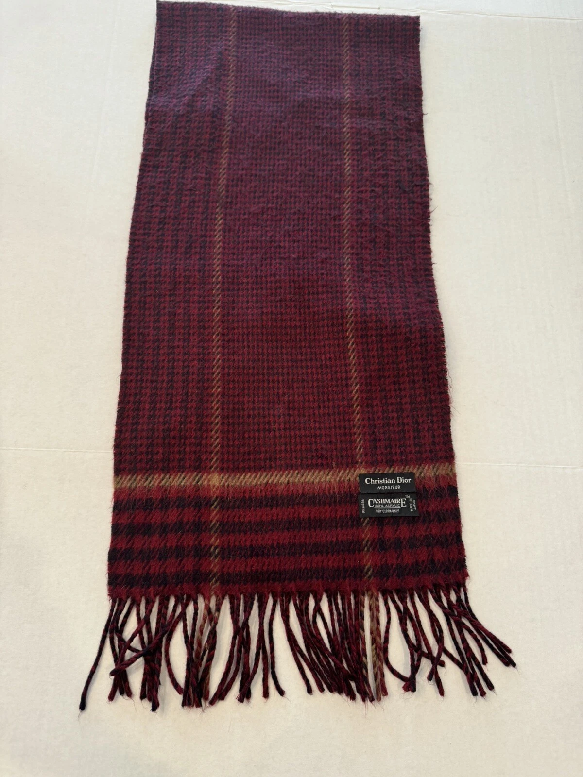 Foulard vintage Christian Dior cachemire rouge à carreaux rectangulaire avec franges. Frange 48