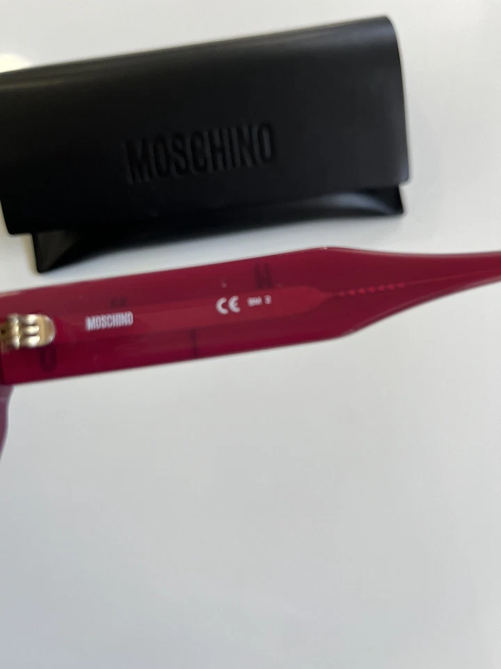 Gafas de sol Moschino color vino borgoña con logotipo patrón de letras 🕶️ Foto 4 de 4