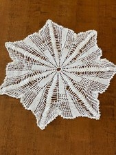 centro rotondo all'uncinetto colore bianco con disegno stella