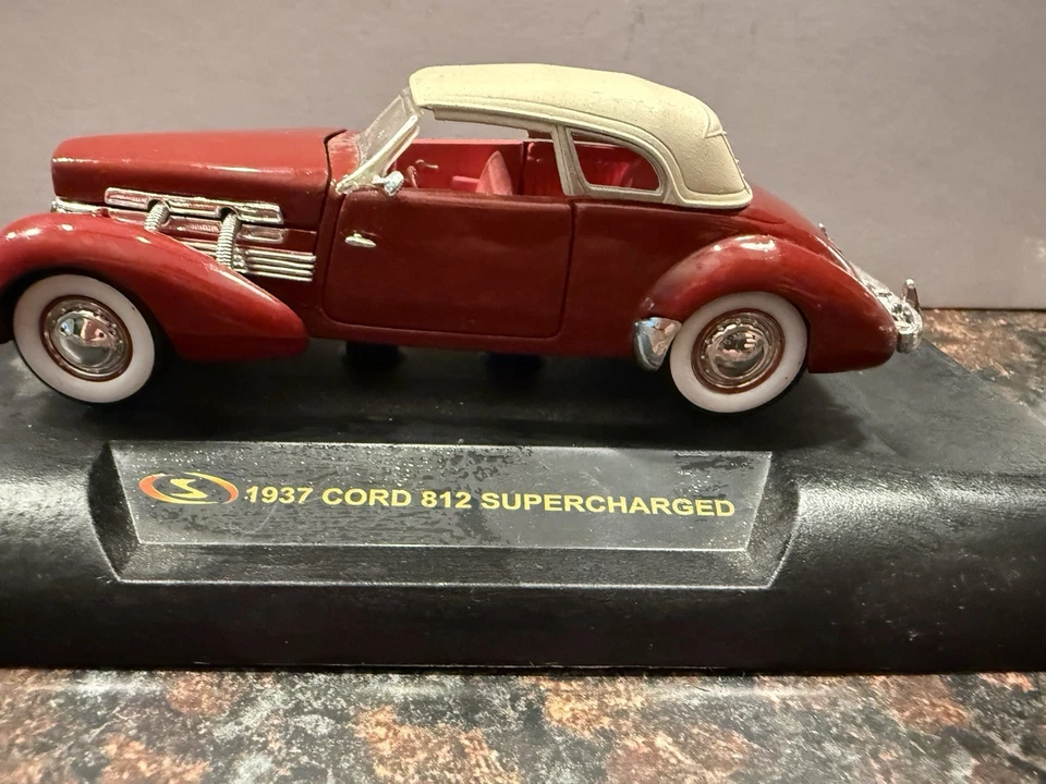 Signature Models 1937 Cord Supercharged Burgundy & Red Interior Scale 1:32 - Image 4 of 4
