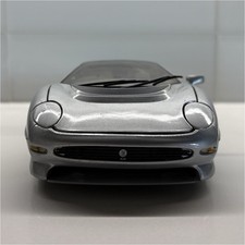 1/18 Maisto Jaguar XJ220 **READ DESCRIPTION**