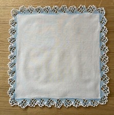 Romantisches Taschentuch mit hellblauer Häkelspitze Handarbeit Spitzentuch Deko